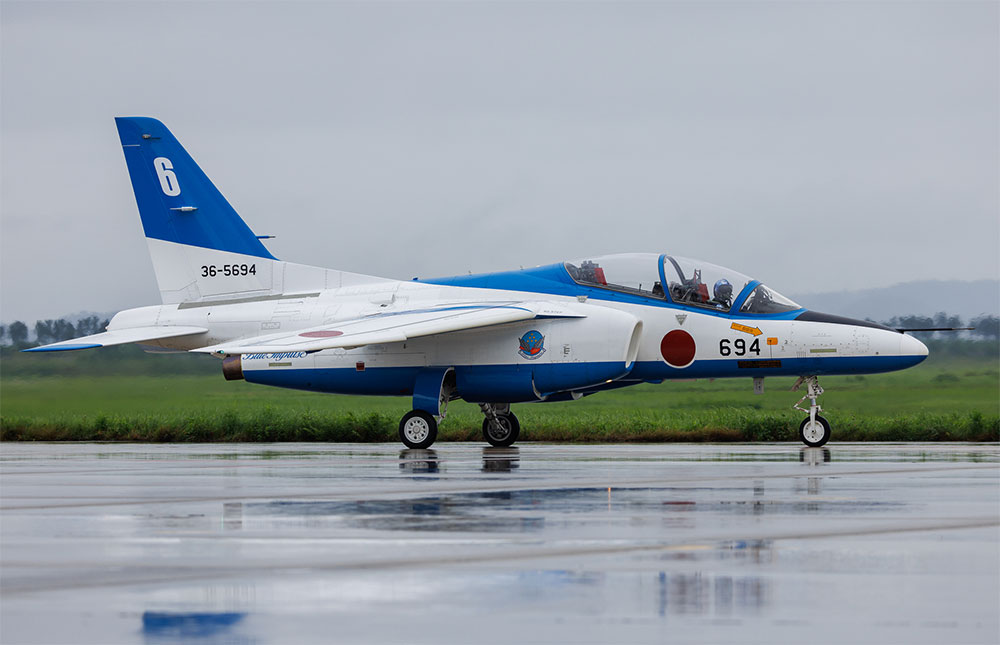 avion de chasse Kawasaki T-4