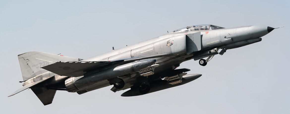 McDonnell Douglas F-4 Phantom II vs Saab J35 Draken (Dragon / Kite)