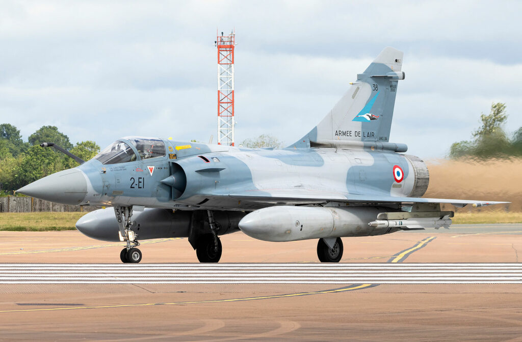Le Mirage 2000 face aux défis du combat aérien moderne : performances, limites et avenir stratégique