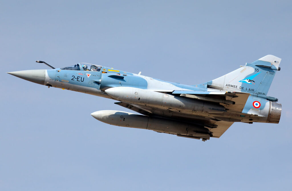 Le Mirage 2000 face aux défis du combat aérien moderne : performances, limites et avenir stratégique
