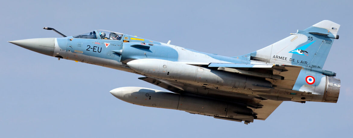 Le Mirage 2000 face aux défis du combat aérien moderne : performances, limites et avenir stratégique