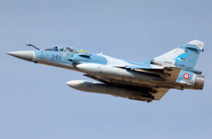 Le Mirage 2000 face aux défis du combat aérien moderne : performances, limites et avenir stratégique