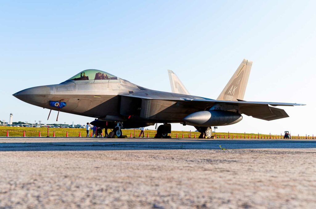 F-22 Raptor : un cockpit qui réduit la charge du pilote