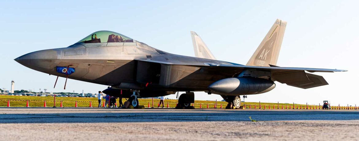 F-22 Raptor : un cockpit qui réduit la charge du pilote
