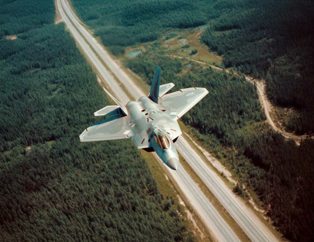 F-22 Raptor : un cockpit qui réduit la charge du pilote