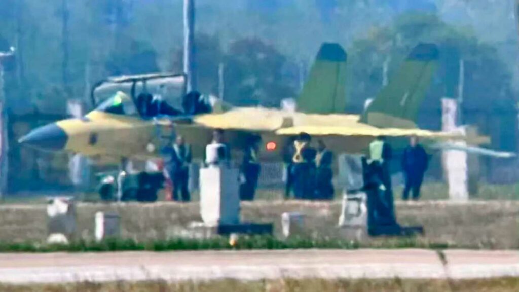 La Chine teste un nouveau jet d’entraînement Hongdu qui pourrait aussi combattre