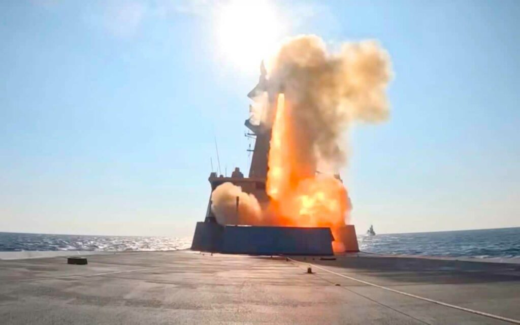 La frégate Forbin intercepte une bombe A2SM grâce à un Aster 30