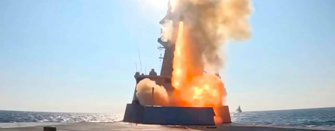 La frégate Forbin intercepte une bombe A2SM grâce à un Aster 30
