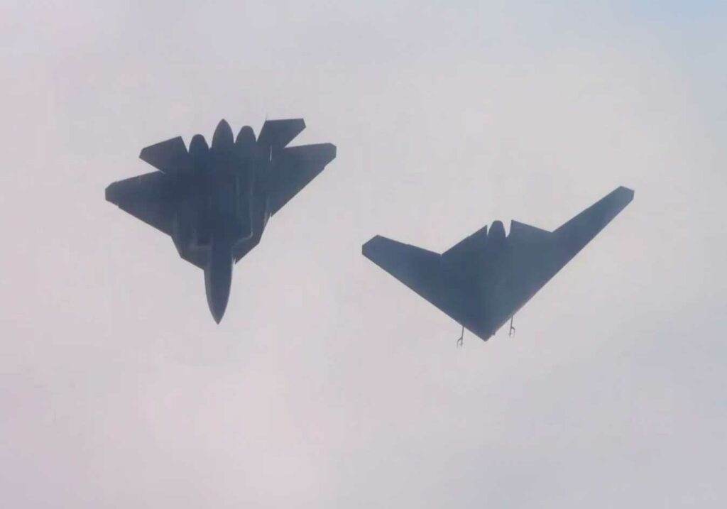Su-57 et Okhotnik